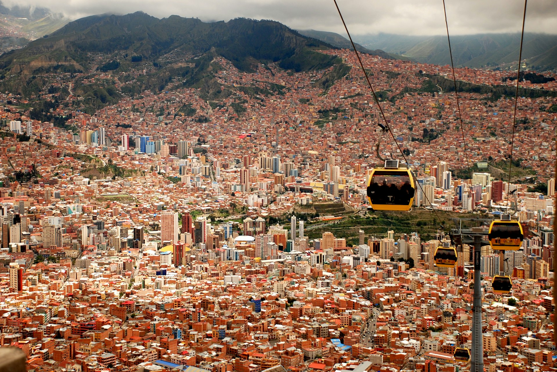 La Paz, Bolivia, teleféricos sobre la ciudad